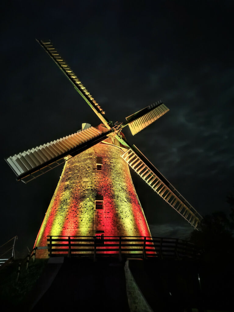Windmühle Exter in Rot und Gelb